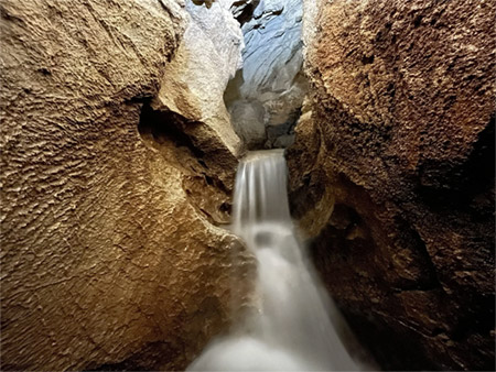 西本洞（水の洞窟）